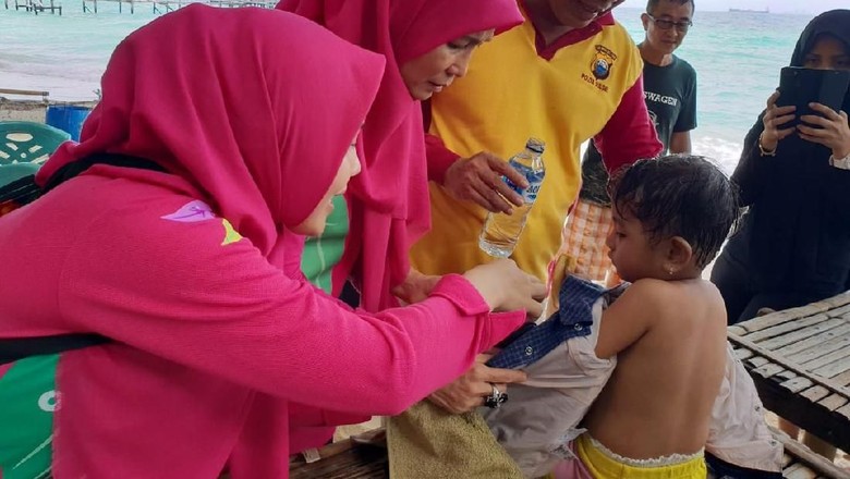 Kapal Jolloro Tenggelam Dihantam Gelombang, 13 Penumpang Selamat Kapal Jolloro Tenggelam Dihantam Gelombang, 13 Penumpang Selamat