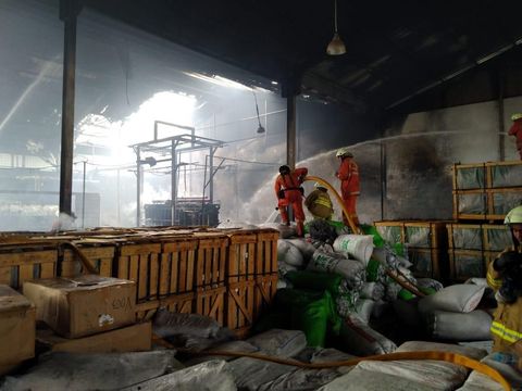 Petugas Padamkan Kebakaran di Gudang Stirofoam Penjaringan Jakut