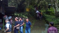 Lokasinya di utara makam Sunan Muria, anggota Walisongo, dekat makam Syekh Sadzali. Karena di pegunungan, suhunya agak dingin (Akrom Hazami/detikcom) 