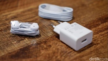 Sejumlah aksesori yang disertakan dalam.paket penjualan seperti chargeran dan earphone. (Foto: detikINET/Adi Fida Rahman)
