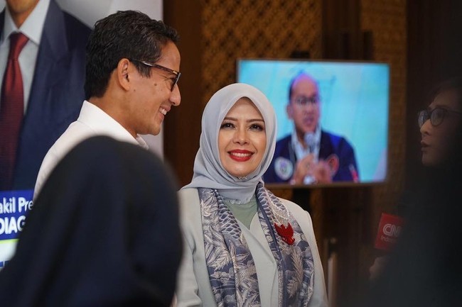 Istri Sandiaga Uno ini memakai gaya hijab simple seperti di kesehariannya. Nur Asia kembali memilih hijab segi empat dengan warna biru keabuan polos tanpa motif. Foto: Dok. Instagram @nurasiauno