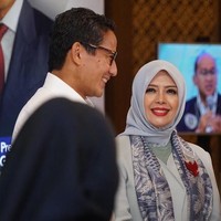 Istri Sandiaga Uno ini memakai gaya hijab simple seperti di kesehariannya. Nur Asia kembali memilih hijab segi empat dengan warna biru keabuan polos tanpa motif. Foto: Dok. Instagram @nurasiauno