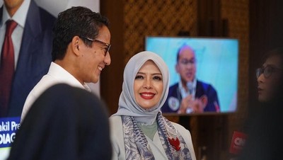 Foto: Istri Sandiaga Uno Cantik Serba Biru di Debat Cawapres 2019