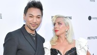 Lady Gaga bersama seorang pria yang bernama Aspiras saat mengadiri sebuah acara di California, AS pada akhir pekan lalu. Neilson Barnard/Getty Images for Daily Front Row