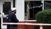 Seorang muslim berdoa di lokasi penembakan. REUTERS/Edgar Su.