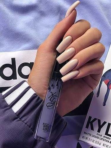 Kylie Jenner Rilis Koleksi Busana Adidas Terinspirasi dari Warna Lipstiknya