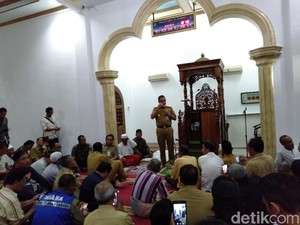 Anies Beri Bantuan Rp 100 Juta kepada Korban Kebakaran Krukut Jakbar