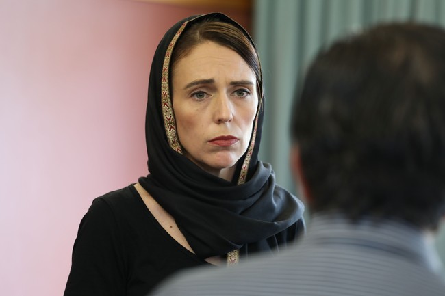  Saat bertemu dengan perwakilan komunitas muslim pada Sabtu (16/03/2019) di Chirstchurch, New Zealand, Jecinca hadir memakai kerudung. Kerudung yang ia berbentuk pashmina.  Foto: Getty Images