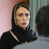  Saat bertemu dengan perwakilan komunitas muslim pada Sabtu (16/03/2019) di Chirstchurch, New Zealand, Jecinca hadir memakai kerudung. Kerudung yang ia berbentuk pashmina.  Foto: Getty Images