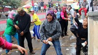 Kepala Desa Cikole, Jajang Monas mengatakan susu dan kopi menyiratkan dua kubu yang kini saling bersaing dalam merebut kursi orang nomor satu di Indonesia pada 17 April 2019 mendatang.
