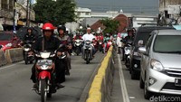 Jalur di kawasan Jatinegara memang selalu padat. Hal itu membuat para pemotor nakat terobos jalur busway untuk menghindari macet.