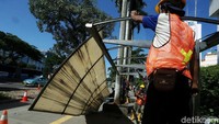 Halte bus lama di kawasan Sudirman-Thamrin itu dibongkar petugas sesuai arahan dari Pemprov DKI Jakarta.