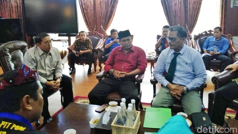 Terima Aduan Guru Honorer, Fadli Zon Soroti Perhatian Pemerintah Terima Aduan Guru Honorer, Fadli Zon Soroti Perhatian Pemerintah