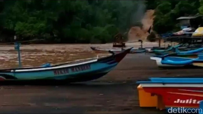 Sungai Bawah Tanah Pantai Baron Gunungkidul Meluap