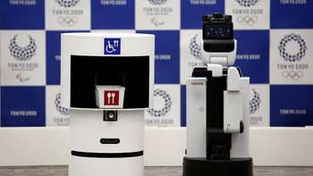 Robot HSR (kanan) dipamerkan bersama Robot DSR (Delivery Support Robot) di acara Tokyo 2020 Robot Project for Tokyo 2020 Olympic Games. (Foto: REUTERS/Kim Kyung-hoon)