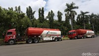 Mobil tangki Pertamina dibawa di tengah aksi massa Serikat Pekerja Awak Mobil Tangki (SP-AMT) di Taman Pandang, depan Istana. Saat ini para pendemo masih berada di Taman Pandang Istana.