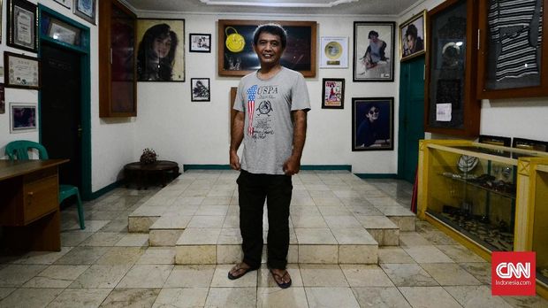 Raden Alan Yudi merupakan kakak Nike Ardilla yang tinggal di Jalan Aria Timur 1 Nomor 5, Cipamokolan, Rancasari, Bandung