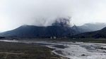 Limpasan Air Membelah Lautan Pasir Gunung Bromo