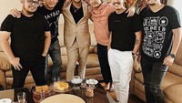 Ayah berusia 34 tahun ini juga gemar menikmati camilan saat kumpul bersama teman-temannya. Foto: Instagram@randydanistha