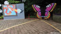 Di taman itu juga disediakan spot cantik untuk berfoto-foto. Cukup menarik bukan?