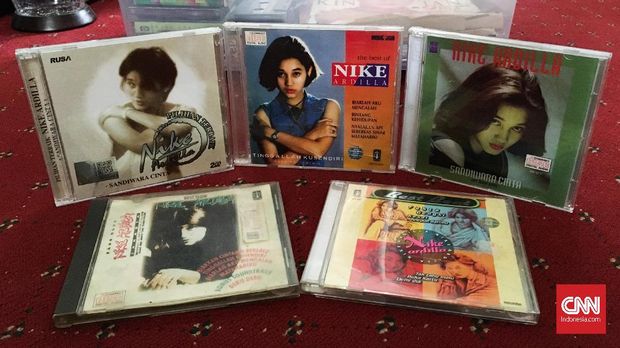 Koleksi CD Nike Ardilla milik Emma Amrin.