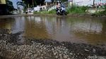 Di Depok Jalan Rusak Penuh Genangan Masih Ada Lho