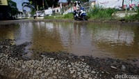 Jalan rusak ini pun luput dari perhatian Pemkot Depok.