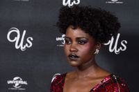 Tampil Beda, Lupita Nyong'o Bermata Merah di Premier Film