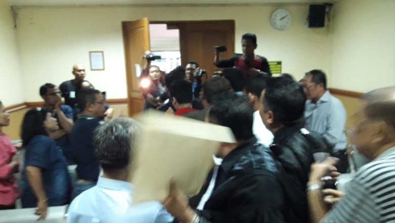 Berakhir Ricuh, Pembunuh Sekeluarga di Bekasi Dipukul Usai Sidang Berakhir Ricuh, Pembunuh Sekeluarga di Bekasi Dipukul Usai Sidang