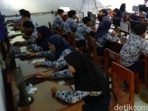 Para siswa kelas IX SMP Negeri 2 Ciamis melaksanakan simulasi UNBK. (Foto: Dadang Hermansyah/detikcom)