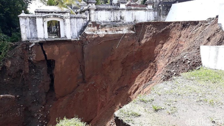 Melihat Lagi Dampak Banjir dan Longsor yang Melanda Bantul Melihat Lagi Dampak Banjir dan Longsor yang Melanda Bantul