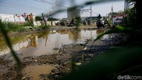 Jalan rusak tersebut tepatnya berada di Kalurahan Kemiri Muka, Depok, Jawa Barat.