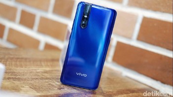 Ada tiga kamera di bagian belakangnya. Masing-masing berukuran 48 MP, 8 MP, dan 5 MP. Vivo menambahkan fitur quad pixel sensor guna meningkatkan kepekaan cahaya dan kualitas foto. Foto: detikINET/Adi Fida Rahman