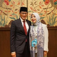 Pada Debat Pilpres 2019 ketiga khusus cawapres, Nur Asia Uno konsisten tampil serba biru saat mendampingi sang suami Sandiaga Uno di Hotel Sultan, Jakarta, 17 Maret 2019. Ibu dua anak itu memilih blouse warna abu-abu yang terlihat dinamis dipadukan dengan syal bermotif batik. Syal atau selendang tersebut berwarna biru, senada dengan hijab dan roknya. Foto: Dok. Instagram @nurasiauno