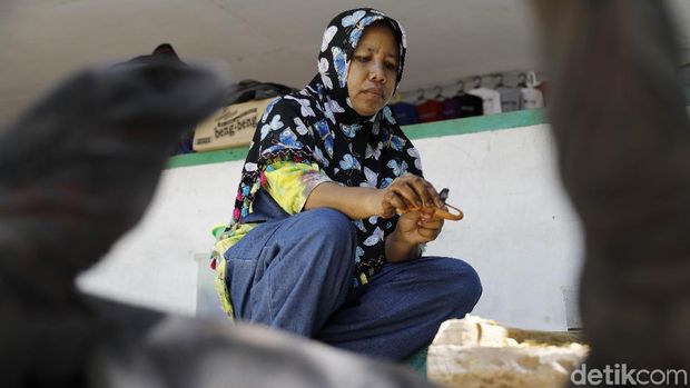 Warga lokal yang tengah menjajakan Komodo 