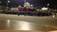 Dua mobil tangki Pertamina dihadang dan dilarikan orang tak dikenal. Dua mobil itu dibawa ke depan Istana.  (Foto: Dok. Serikat Pekerja Awak Mobil Tangki Pertamina)