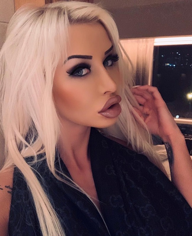 Punya banyak haters tak membuatnya berhenti untuk datang ke klinik bedah plastik. Paulina kembali berencana melakukan operasi plastik hidung agar hidungnya semakin kecil agar mirip Barbie.  Foto: dok. Instagram (@paulinajcandy)