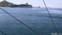 Ribuan turis diangkut menggunakan kapal pesiar Norwegian Jewel saat mengunjungi Pulau Komodo. Kapal pesiar ini jenis penjelajah dan memiliki pelabuhan asal di Nassau, Bahama (Dikhy Sasra/detikcom)
