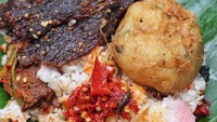 Perkedel kentang dan dendeng sapi jadi lauk enak nasi gurih hangat. Sedap! Foto: Instagram @hungryeyes.id