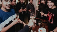 Minum bareng teman-teman. Masih berjiwa muda ya ternyata Randy. Foto: Instagram@randydanistha