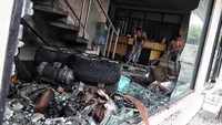Pekerja tangah membersihkan sisa kebakaran.