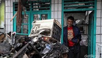 Sejumlah bantuan untuk korban kebakaran pun terus berdatangan, mulai dari selimut, pakaian, makanan instan hingga popok bayi.
