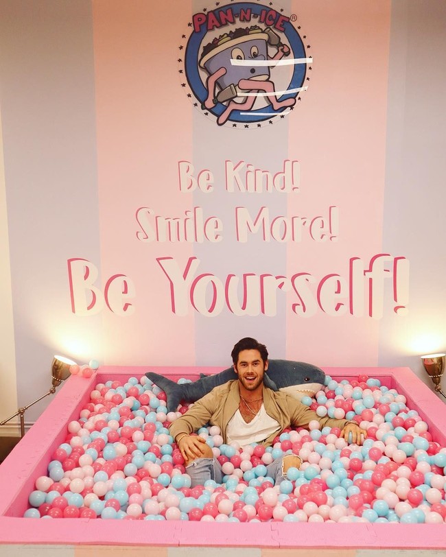 Salah satu netizen berpendapat bahwa penjual es krim bisa juga terlihat seksi setelah melihat penampilan Rob. Namun ada pula yang berkomentar kalau Rob justru terlihat aneh dan seram. Foto: Instagram/@robhuysinga