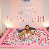 Salah satu netizen berpendapat bahwa penjual es krim bisa juga terlihat seksi setelah melihat penampilan Rob. Namun ada pula yang berkomentar kalau Rob justru terlihat aneh dan seram. Foto: Instagram/@robhuysinga