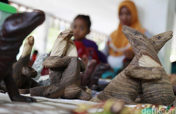 Para penjaja suvenir yang merupakan penduduk asli Desa Komodo di Loh Liang, pintu masuk Taman Nasional Komodo (Dikhy Sasra/detikcom) Para penjaja suvenir yang merupakan penduduk asli Desa Komodo di Loh Liang, pintu masuk Taman Nasional Komodo (Dikhy Sasra/detikcom)