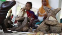 Para penjaja suvenir yang merupakan penduduk asli Desa Komodo di Loh Liang, pintu masuk Taman Nasional Komodo (Dikhy Sasra/detikcom)