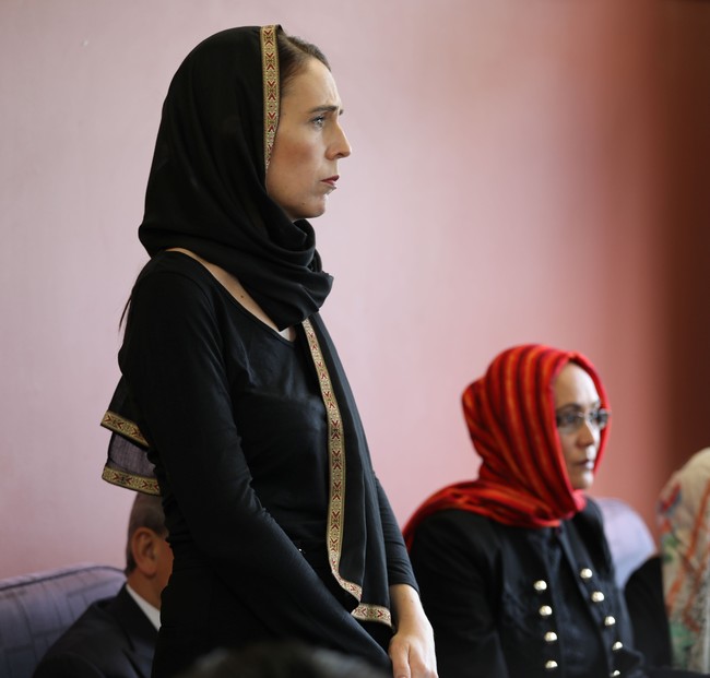  Pashmina yang ia pilih kala itu berwarna hitam, senada dengan busananya. Pada pashmina tersebut, terlihat detail payet warna emas yang identik dengan pashmina orang Arab. Foto: Getty Images