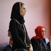  Pashmina yang ia pilih kala itu berwarna hitam, senada dengan busananya. Pada pashmina tersebut, terlihat detail payet warna emas yang identik dengan pashmina orang Arab. Foto: Getty Images