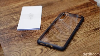 Bagian dalam kemasan juga terdapat buku panduan serta tambahan pelindung ponsel. (Foto: detikINET/Adi Fida Rahman)