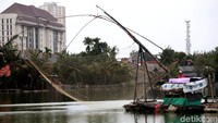 Seorang warga nampak asyik memancing ikan di Setu Rawa Besar, Depok, Jawa Barat, Senin (18/3/2019).